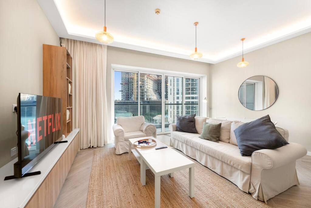 Apartment Vibrant 2br Escape With Pool & Gym Dubai
