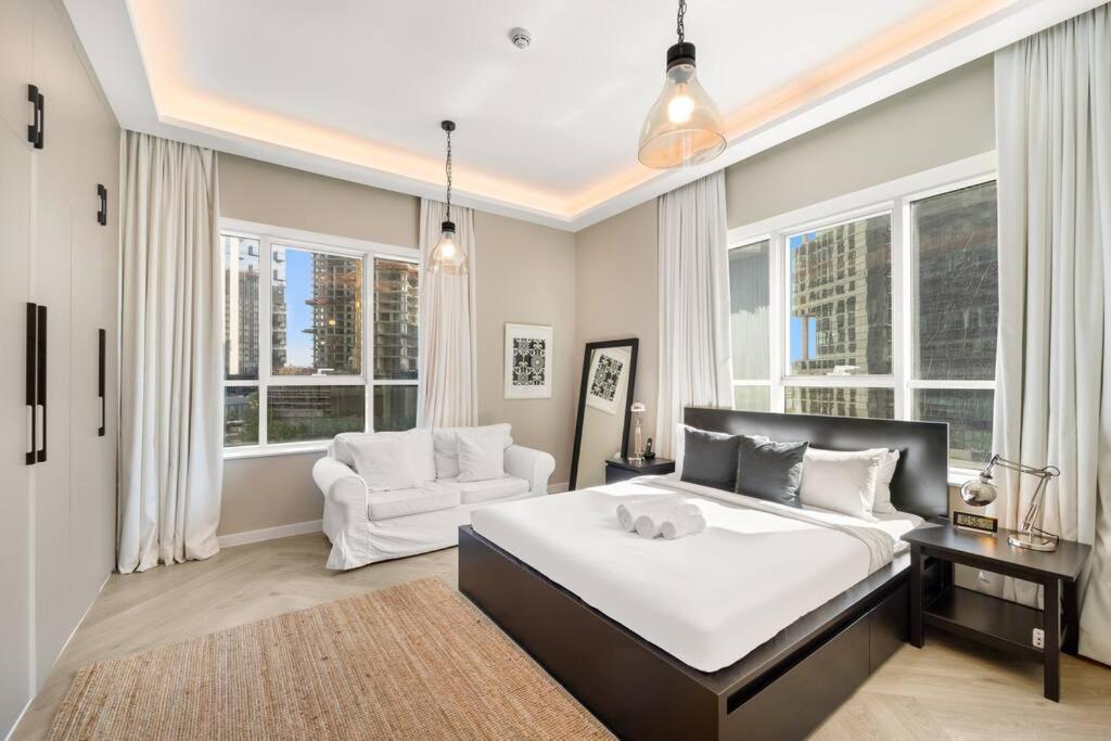 Vibrant 2br Escape With Pool & Gym Dubai