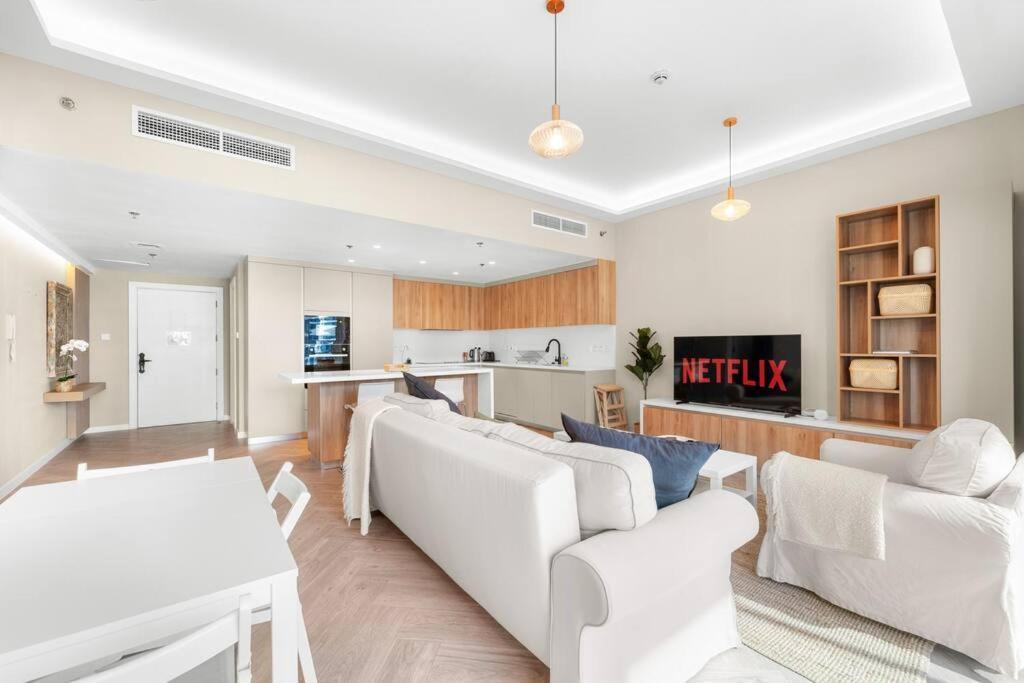 Apartment Vibrant 2br Escape With Pool & Gym